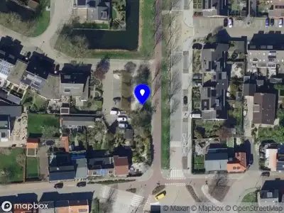 Ambulance met grote spoed naar de Van Ravesteyndreef in Barendrecht