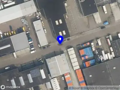 Ambulance met gepaste spoed naar de Energieweg in Delft vanwege een liftopsluiting