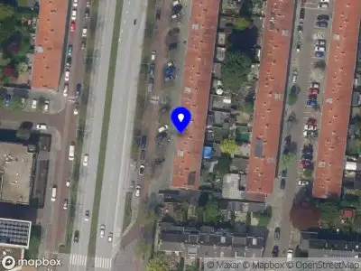 Ambulance met gepaste spoed naar de Dorpsweg in Rotterdam