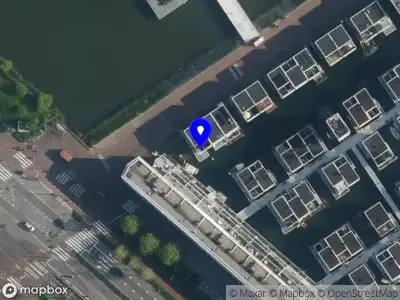 Ambulance met grote spoed naar de Haringbuisdijk in Amsterdam