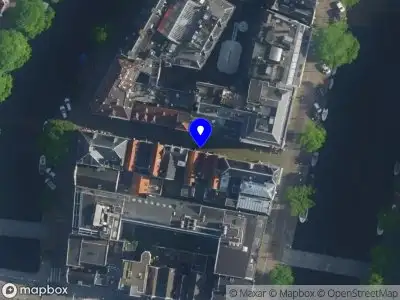 Ambulance met gepaste spoed naar de Driekoningenstraat in Amsterdam