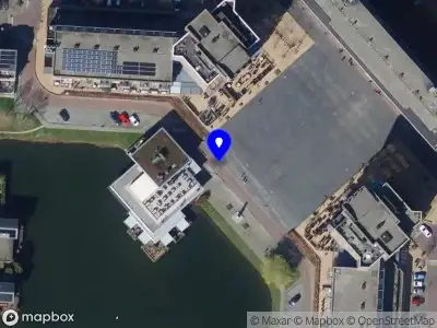 Politie naar de Van Hobokenhaven in Barendrecht vanwege personen te water