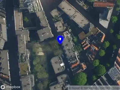 Ambulance met grote spoed naar de Dijkstraat in Amsterdam