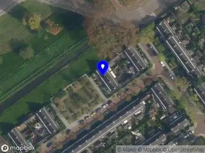 Ambulance met grote spoed naar de Robert Koumansplein in Delft