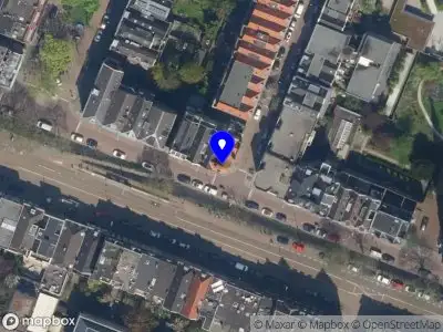 Ambulance met grote spoed naar de Oostzeedijk Beneden in Rotterdam