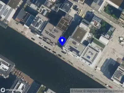 Ambulance met grote spoed naar de Leen Jongewaardkade in Amsterdam