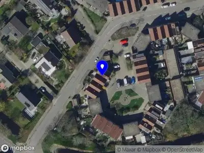 Ambulance met grote spoed naar de De Hydra in Hellevoetsluis