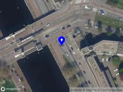 Ambulance met gepaste spoed naar de Mathenesserplein in Rotterdam