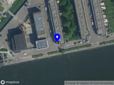 Ambulance met grote spoed naar de Gieterij in Amsterdam