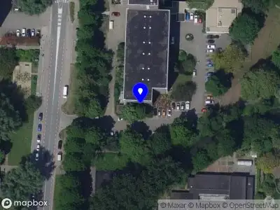 Ambulance met gepaste spoed naar de Maarten Harpertsz. Trompweg in Dordrecht