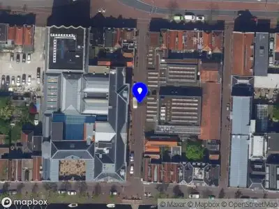 Ambulance met grote spoed naar de Lange Scheistraat in Leiden