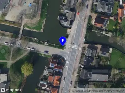 Ambulance met grote spoed naar de Burgemeester de Zeeuwstraat in Numansdorp