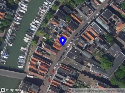 Ambulance met gepaste spoed naar de Voorstraat in Dordrecht