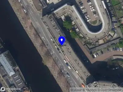 Ambulance met grote spoed naar de Aelbrechtskade in Rotterdam