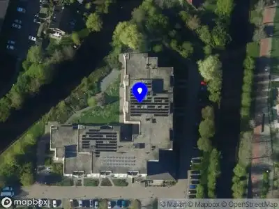 Ambulance met grote spoed naar de Daalmeereiland in Alkmaar