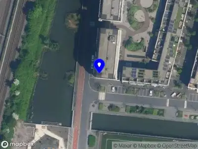 Brandweer met grote spoed naar de Wim van Estlaan in Amsterdam vanwege voertuigen te water