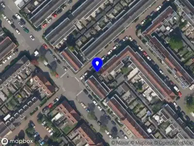 Ambulance met grote spoed naar de Develstraat in Rotterdam