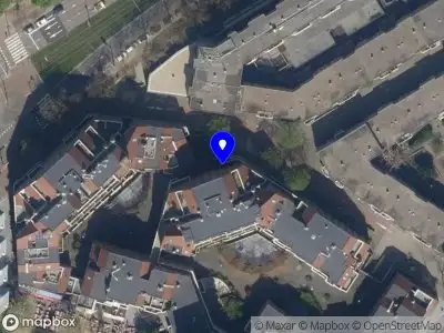 Ambulance met grote spoed naar de Roobrughof in Rotterdam