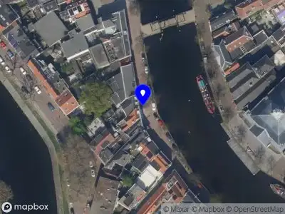 Ambulance met grote spoed naar de Lange Haven in Schiedam