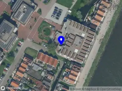 Ambulance met grote spoed naar de Kloosterbuurt in Volendam