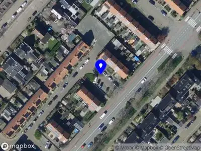 Ambulance met grote spoed naar de Van Baerlehof in Hendrik-Ido-Ambacht