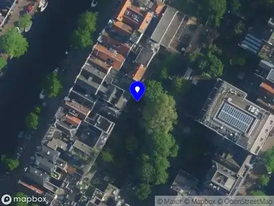 Ambulance met grote spoed naar de Leliegracht in Amsterdam