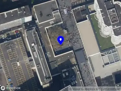 Ambulance met gepaste spoed naar de Lijnbaan in Rotterdam