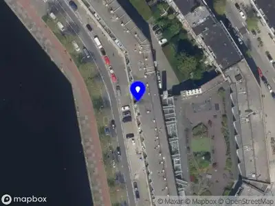 Ambulance met grote spoed naar de Aelbrechtskade in Rotterdam