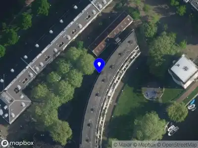 Ambulance met gepaste spoed naar de Louise Wentstraat in Amsterdam