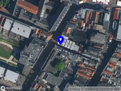 Ambulance met grote spoed naar de Paarlaarsteeg in Haarlem