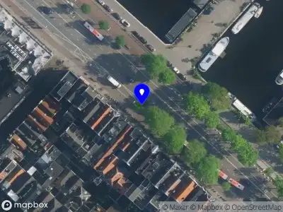 Ambulance met gepaste spoed naar de Kalkmarkt in Amsterdam
