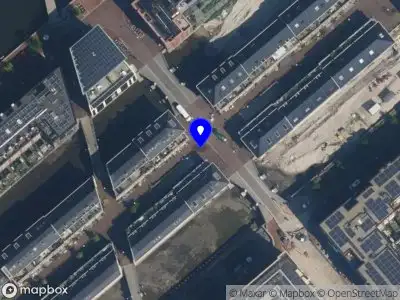 Ambulance met grote spoed naar de Stettineiland in Amsterdam