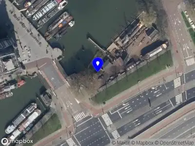 Ambulance met gepaste spoed naar de Koningsdam in Rotterdam