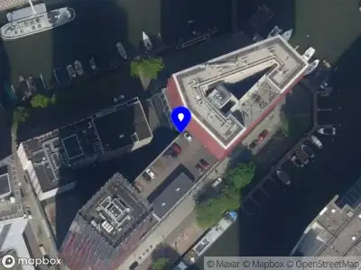 Ambulance met grote spoed naar de Wijnhaven in Rotterdam