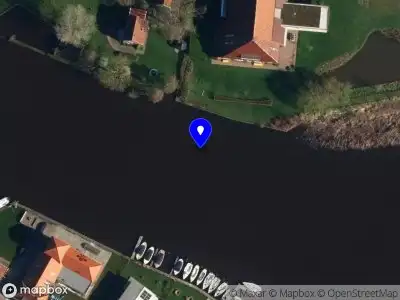 Politie met grote spoed naar de Woudvaartkade in Sneek vanwege voertuigen te water