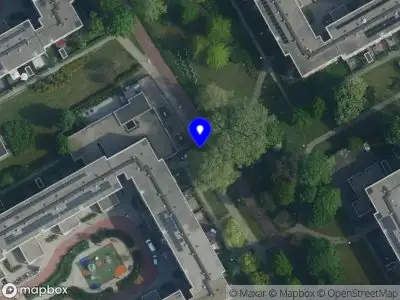 Ambulance met grote spoed naar de Nieuwersluishof in Amsterdam