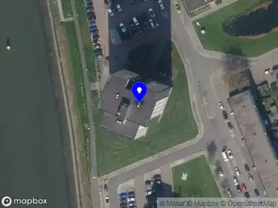 Ambulance met grote spoed naar de Watertorenweg in Rotterdam