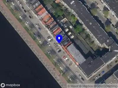 Ambulance met grote spoed naar de Aelbrechtskade in Rotterdam