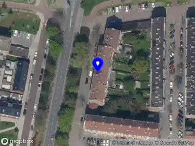 Ambulance met grote spoed naar de Hogenbanweg in Rotterdam
