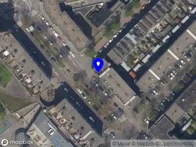 Ambulance met grote spoed naar de Wolphaertsbocht in Rotterdam