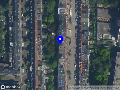 Ambulance met grote spoed naar de Floris Versterstraat in Amsterdam