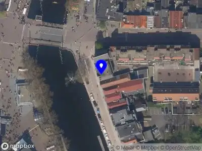 Ambulance met grote spoed naar de Oosthavenkade in Vlaardingen