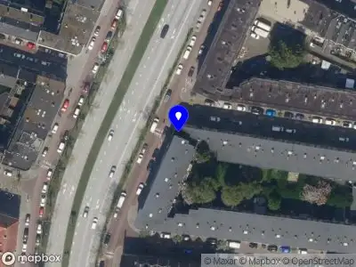 Ambulance met gepaste spoed naar de Dorpsweg in Rotterdam