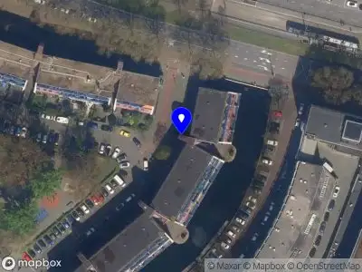 Ambulance met grote spoed naar de Sint-Jacobsplaats in Rotterdam