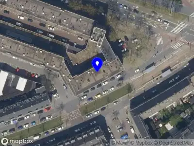 Ambulance met grote spoed naar de Wolphaertsbocht in Rotterdam