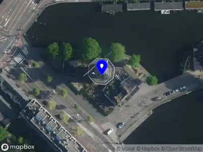 Ambulance met grote spoed naar de Funenkade in Amsterdam