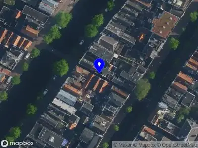 Ambulance met gepaste spoed naar de Stoofsteeg in Amsterdam