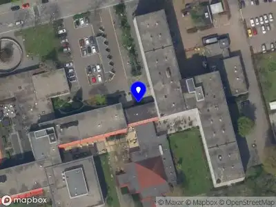 Ambulance met grote spoed naar de Grote Hagen in Rotterdam