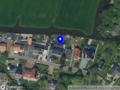 Ambulance met grote spoed naar de Stationsweg in Kwadijk