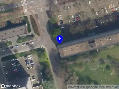 Ambulance met grote spoed naar de André Gideplaats in Rotterdam